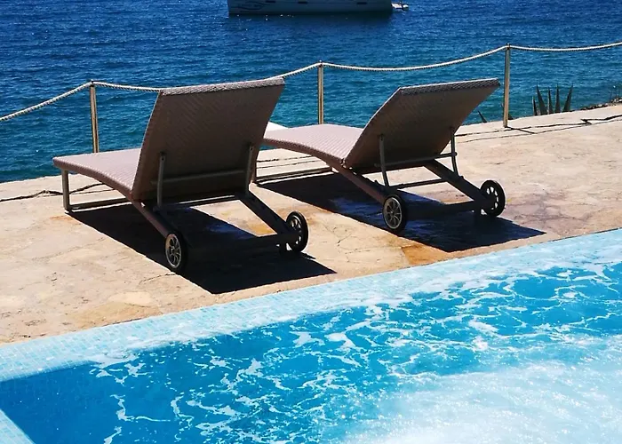 Bella Vista Beach House Apartments, Hot Pool And Jacuzzi